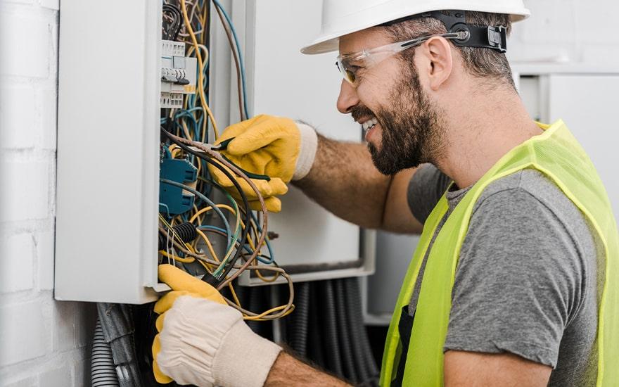 Elektryk sprawdzający skrzynkę z bezpiecznikami